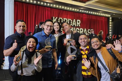 Kepala Kantor Imigrasi Kelas I Khusus TPI Surabaya Ramdhani, bersama jajaran foto bersama usai menerima penghargaan.