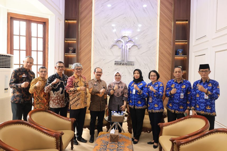 Kegiatan kunjungan studi tiru Kemenkumham Aceh diakhiri dengan foto bersama.