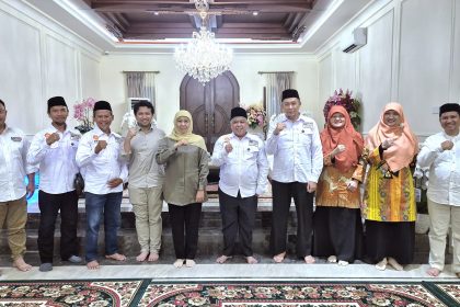 Ketua DPW PKS Jatim Irwan Setiawan dan jajaran foto bersama bersama Khofiah, Emil Dardak usai bersilaturahmi. 