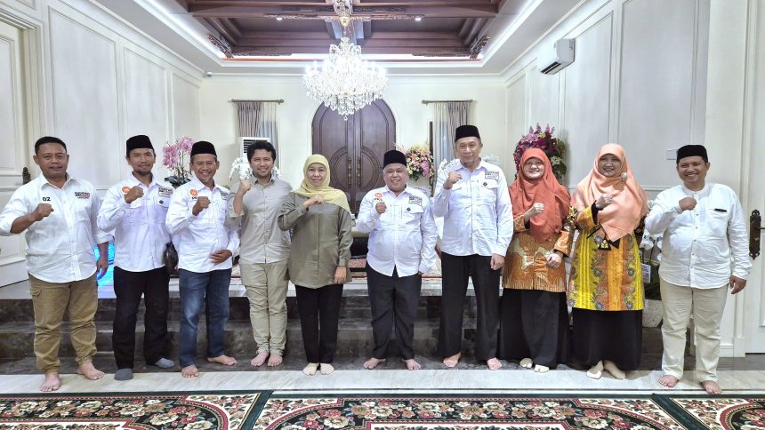 Ketua DPW PKS Jatim Irwan Setiawan dan jajaran foto bersama bersama Khofiah, Emil Dardak usai bersilaturahmi. 