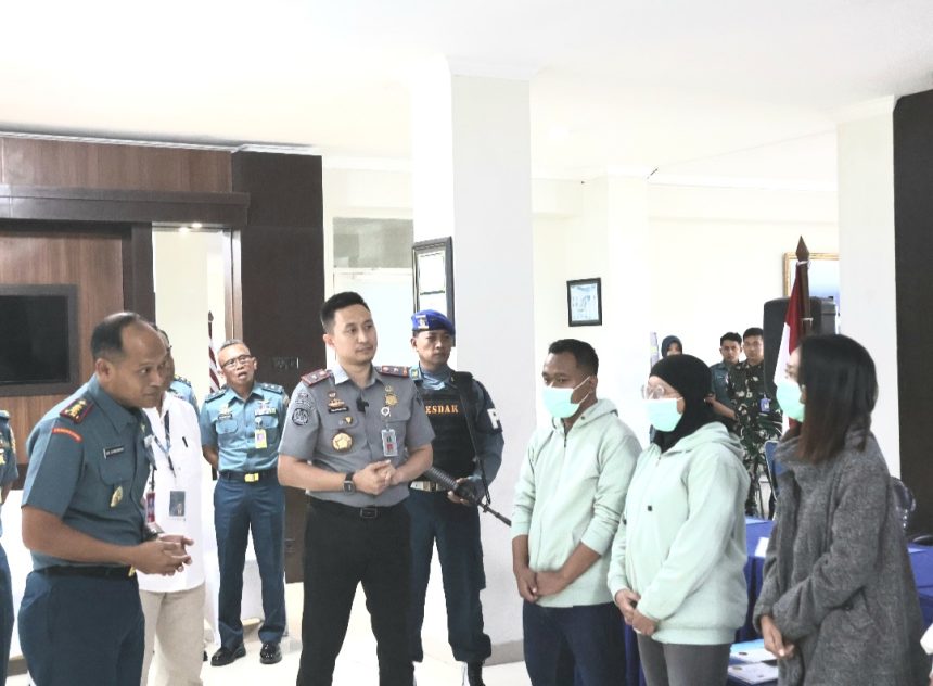 Kepala Kantor Imigrasi Kelas I Khusus TPI Surabaya, Ramdhani menginterogasi terduga pelaku di Kompleks Lanudal Juanda.