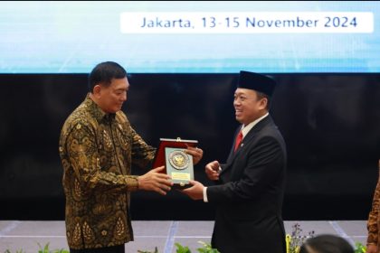 Menteri ATR/Kepala BPN, Nusron Wahid (kanan) menerima cenderamata dari Menteri Pertahanan, Sjafrie Sjamsoeddin.