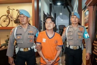 Ivan Sugianto digelandang petugas Provost Polrestabes Surabaya.