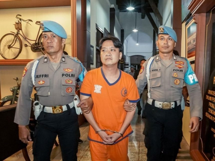 Ivan Sugianto digelandang petugas Provost Polrestabes Surabaya.