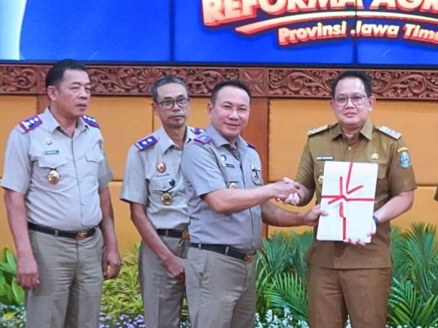 Kakanwil BPN Jatim, Lampri, A.Ptnh., menyerahkan sertifikat elektronik kepada Pj. Gubernur Jawa Timur, Adhy Karyono didampingi para kepala Kantah Sidoarjo, dan Gresik. 