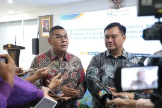 Wakil Menteri ATR/Kepala BPN Ossy Dermawan bersama dari Ombudsman RI memberikan penjelajah kepada wartawan.