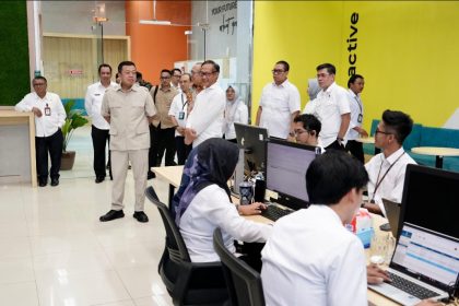 Menteri ATR/Kepala BPN Nusron Wahid berbincang santai dengan pegawai BPN disela-sela kunjungannya.