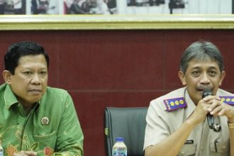 Kepala Kantor Surabaya I, Kartono Agustiyanto memberikan paparan dihadapan rombongan didampingi Kakantah Kabupaten Probolinggo, Wida