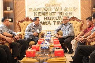 Kakanwil Kalimantan Selatan Jumadi berdiskusi denga Kabag Umum Kanwil Kemenkumham Jatim Adi Prayogo.
