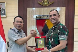 Kakanwil BPN Jatim Lampri menerima cenderamata dari Pangdam V/Brawijaya Mayjen TNI Rudy Saladin, M.A.
