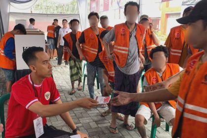 Warga binaan pemasyarakatan nampak tertib mengikuti jalanan pencoblosan di lingkungan Rutan Surabaya di Medaeng.