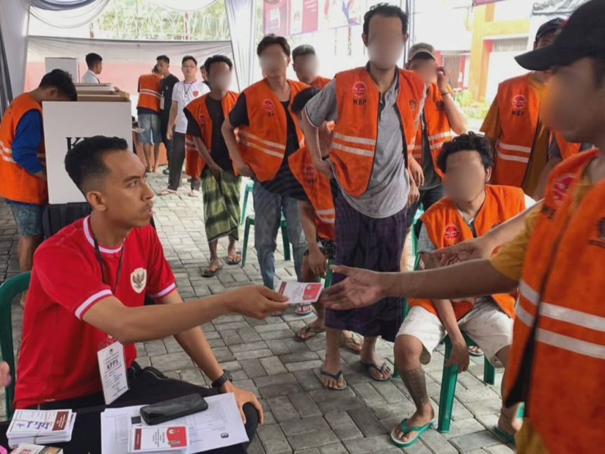 Warga binaan pemasyarakatan nampak tertib mengikuti jalanan pencoblosan di lingkungan Rutan Surabaya di Medaeng.