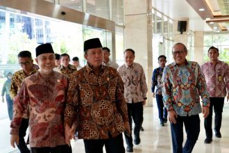 Menteri Nusron Wahid menyambut kedatangan anggota DPR RI