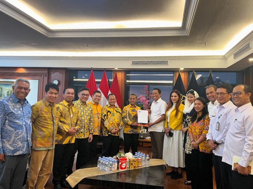 Ketua Umum DPP Partai Golkar Bahlil Lahadalia menerima surat keputusan (SK) kepengurusan partainya periode 2024-2029 dari  Menteri Hukum Supratman Andi Agtas disaksikan pengurus lainnya. 