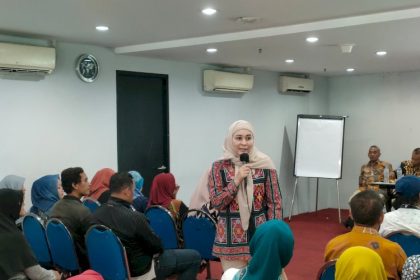 Anggota DPRD Surabaya, Ajeng Wirawati saat melakukan reses di daerah pemilihan.