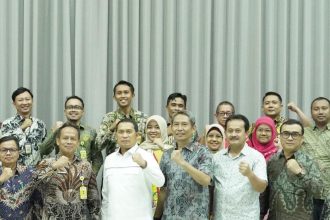 Jajaran Kantah Surabaya I dan Kantah Pamekasan berfoto bersama usai kegiatan studi tiru.