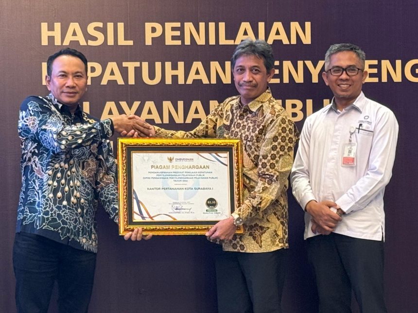 Didampingi Kepala Kantor Wilayah BPN Provinsi Jawa Timur, Lampri, A.Ptnh., S.H., M.H, Kartono (tengah) menerima penghargaan dari ORI Jatim yang diberikan langsung oleh Agus Muttaqin, S.H (kanan).