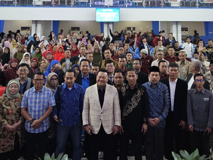 Wakil Menteri Koordinator Bidan Hukum, HAM, Imigrasi, dan Pemasyarakatan, Otto Hasibuan berfoto bersama jajaran Kemenkumham Jatim.