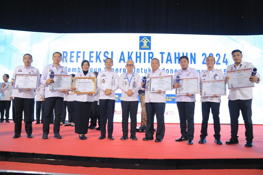 Jajaran Kemenkumham Jatim menunjukkan penghargaan yang diraih dalam acara refleksi akhir tahun.