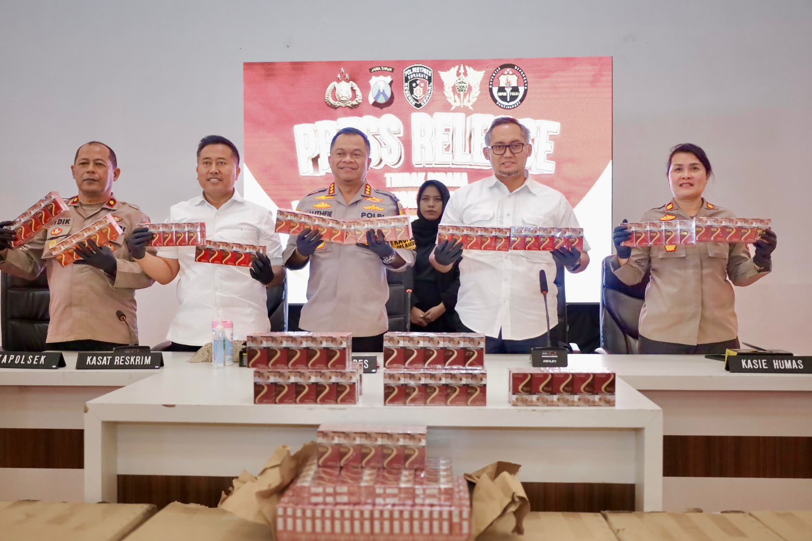 Kapolrestabes Surabaya Kombespol Luthfi dan jajaran Bea Cukai Jatim I merilis kasus penyelundupan rokok ilegal. 