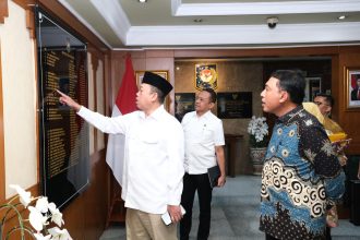 Menteri Nusron Wahid saat di Kantor Kementerian Dalam Negeri.