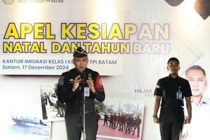 Kepala Kantor Imigrasi Kelas I Khusus TPI Batam, Hajar Aswad memberikan pengarahan jajaran saat apel kesiapan menyambut liburan Natal dan Tahun Baru 2025.