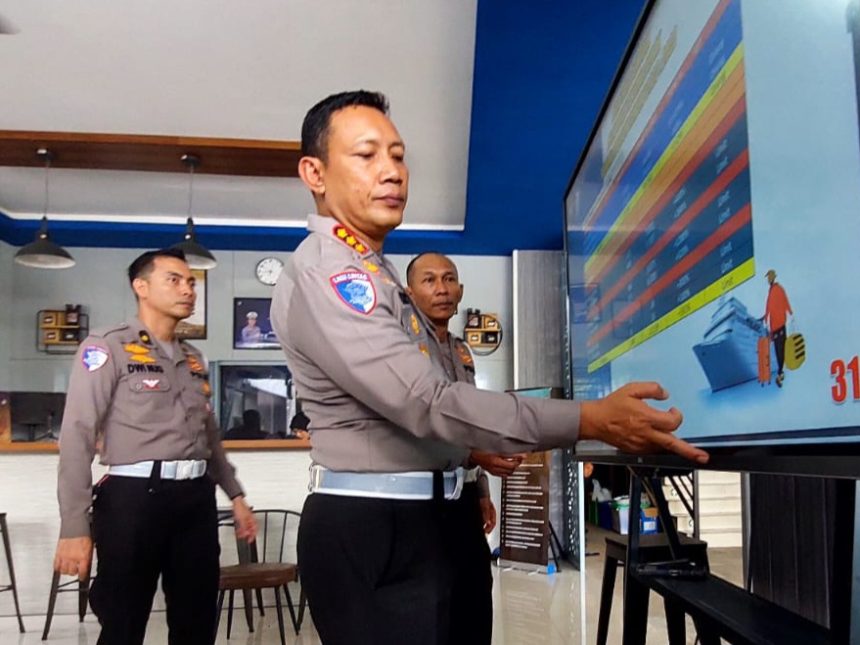 Dirlantas Polda Jatim Kombespol Komarudin memaparkan jalur berpotensi rawan kecelakaan beberapa waktu lalu. 
