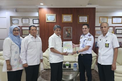 Kepala Kantor Kartono Agustiyanto menyerahkan sertifikat kepada Kepala Balai Teknik Perkeretaapian Kelas I Ditjen Perkeretaapian Kementerian Perhubungan, Denny Michels Adlan.
