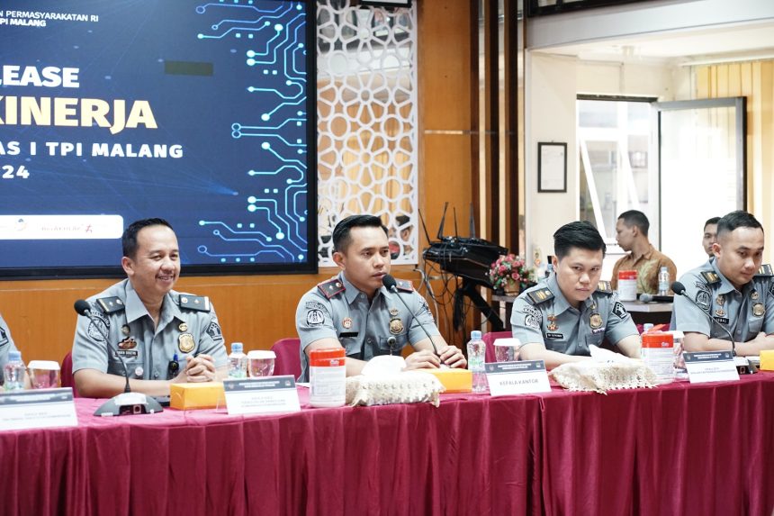 Kepala Kantor Imigrasi Malang, Anggoro Widjanarko menyampaikan paparan refleksi akhir tahun didampingi jajaran struktural.
