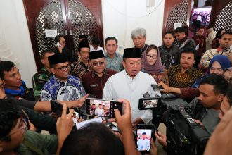 Menteri ATR/ Kepala BPN Nusron Wahid memberikan keterangan kepada wartawan usai menyerahkan 12 ribu sertifikat.