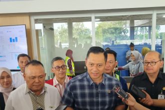 Menko Agus Harimurti Yudhoyono (AHY) memberikan keterangan pers menyangkut persiapan petugas menghadaoi Nataru dan layanan transportasi udara di Bandara Juanda.