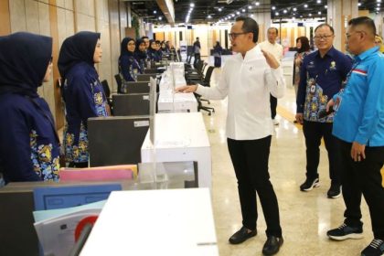 Wakil Menteri Dalam Negeri (Wamendagri) Republik Indonesia (RI) Bima Arya Sugiarto saat melakukan kunjungan di Mal Pelayanan Publik Siola,