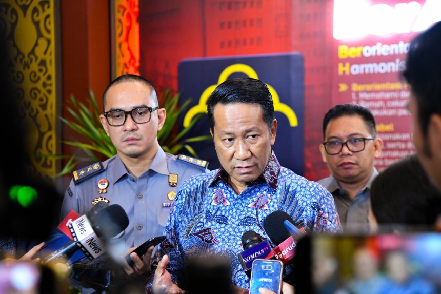 Menteri Hukum Supratman Andi Agtas memberikan keterangan kepada wartawan terkait pemberian grasi kepada koruptor.