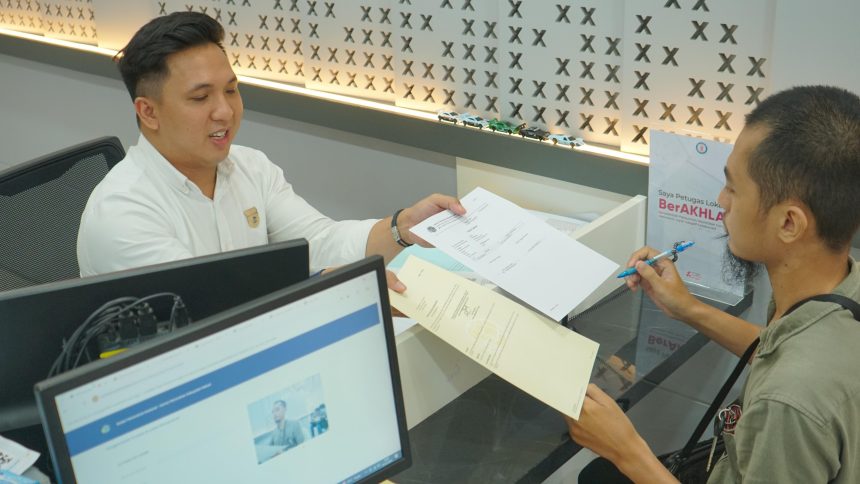 Petugas BPN memberikan sertifikat elektronik yang bisa diprint kepada pemohon yang saat ini tidak lagi berbentuk analog dalam bentuk buku berwarna hijau.