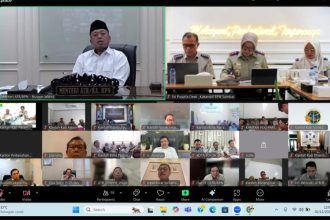 Menteri Nusron Wahid memberikan pengarahan jajaran di wilayah dengan sistem rapat daring.