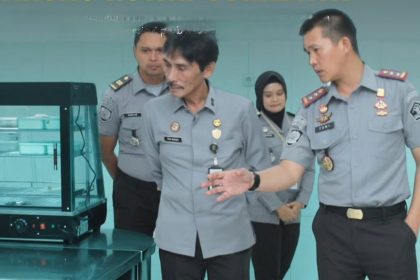 Inspektur Wilayah III Pria Wibawa mendapat penjelasan Karutan Tomi Elyus soal perbaikan pelayanan yang sedang diterapkan.