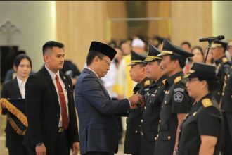 Menteri Hukum Supratman Andi Agtas melantik Haris Sukamto sebagai Kepala Kantor Wilayah Kementerian Hukum Jawa Timur. 