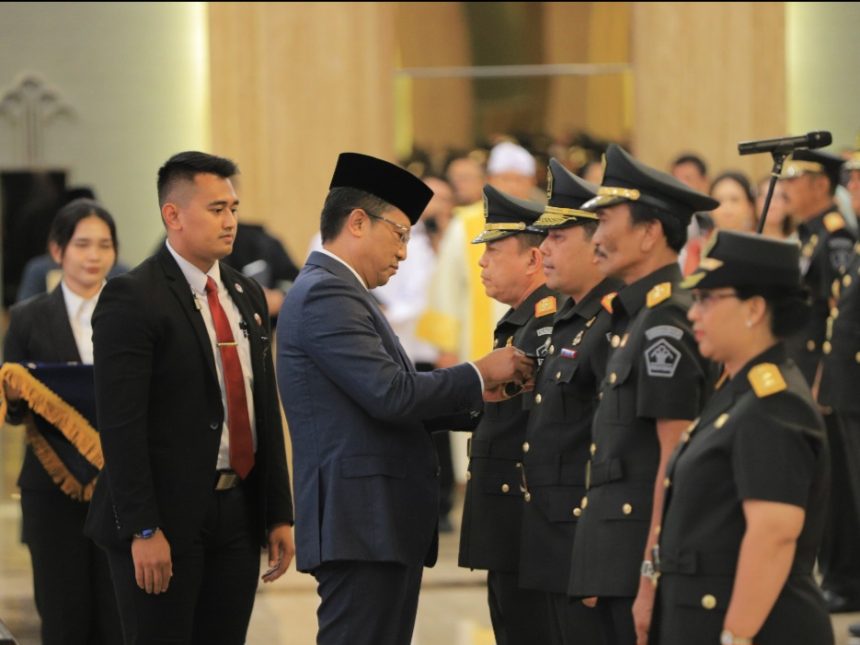Menteri Hukum Supratman Andi Agtas melantik Haris Sukamto sebagai Kepala Kantor Wilayah Kementerian Hukum Jawa Timur. 