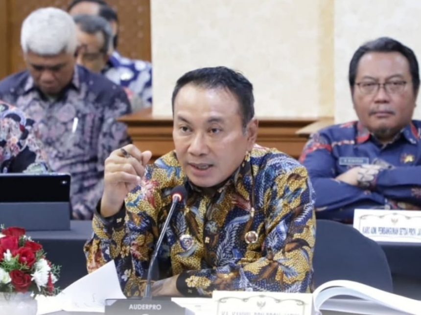 Kepala BPN Jawa Timur Lampri bersama jajaran saat mengikuti rapat dengan Komisi II DPR RI