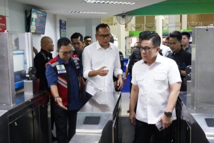 Plt Dirjen Imigrasi Saffar Muhammad Godam didampingi Kakanim Batam Hajar Aswad sidak diperlintasan Autogate pelabuhan.