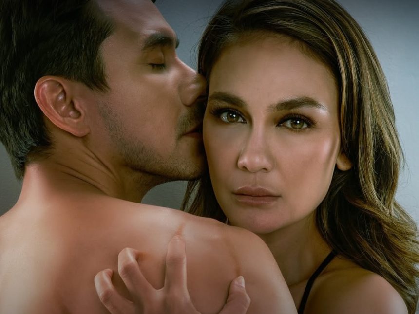 Luna Maya dan Darius Sinathrya dalam serial drama Main Api.