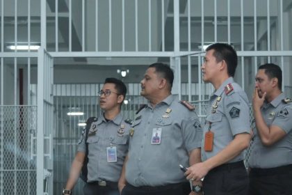 Kepala Rutan Surabaya Tomi Elyus mendampingi Kepala Lapas Kelas IIA Jambi, Yunus Maraden Simangunsong melihat-lihat kondisi Rutan di Sidoarjo ini.