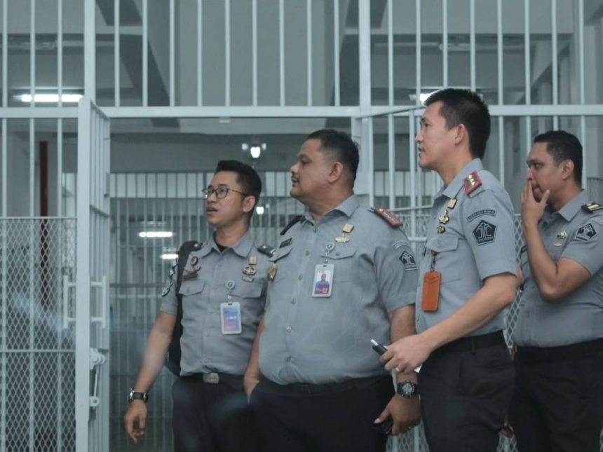 Kepala Rutan Surabaya Tomi Elyus mendampingi Kepala Lapas Kelas IIA Jambi, Yunus Maraden Simangunsong melihat-lihat kondisi Rutan di Sidoarjo ini.
