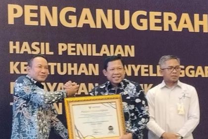 Kepala Kantor Pertanahan Kabupaten Probolinggo, Wida Rihardyan Adjie (tengah) menerima penghargaan dari Kakanwil BPN Jatim Lampri, disaksikan Kepala Ombudsman RI Perwakilan Jatim, Agus Muttaqin.