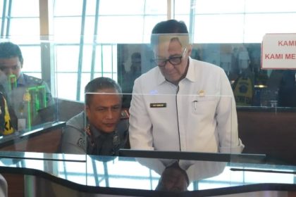Kakanimsus Soetta, Subki Miuldi memberikan penjelasan kepada Plt Direktur Jenderal (Dirjen) Imigrasi, Saffar Muhammad Godam menyangkut kesiapan di TPI Bandara Soekarno-Hatta.