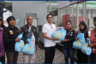 Sesditjen Pemasyarakatan Gun Gun Gunawan membagikan sembako kepada keluarga warga binaan dan warga sekitar.