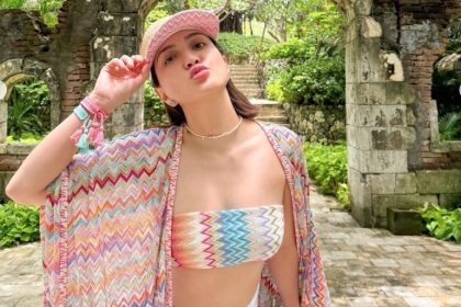 Shandy Aulia memakai baju pantai branded bikin netizen senang. 
