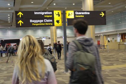 Seorang wisatawan mancanegara berada di Bandara Internasional Soekarno-Hatta, Tangerang, Provinsi Banten.