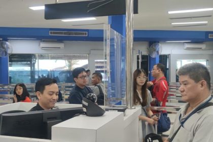 Petugas Imigrasi Batam sedang memeriksa dokumen perjalanan WNA yang melintas dari Bandara Hang Nadim.