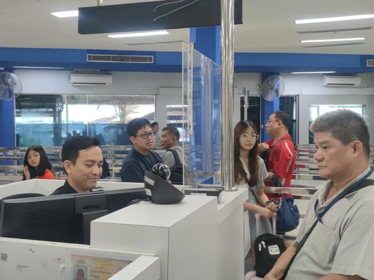 Petugas Imigrasi Batam sedang memeriksa dokumen perjalanan WNA yang melintas dari Bandara Hang Nadim.